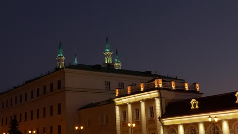 Kremlin-de-Kazán-Rusia-las-noches-de-verano.-Parte-superior-de-la-torre-de-Mezquita-Kul-Sharif-de-zoom-en-el-tiro-de-mano.