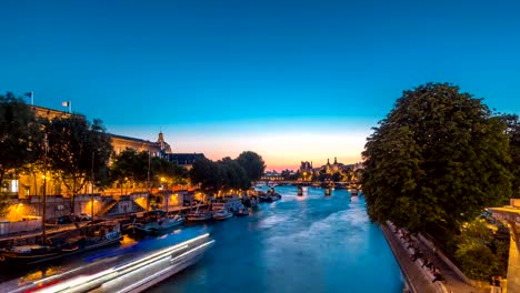 Blick-auf-Pont-des-Arts-in-Paris-nach-Sonnenuntergang-Tag-zu-Nacht-Zeitraffer,-Frankreich