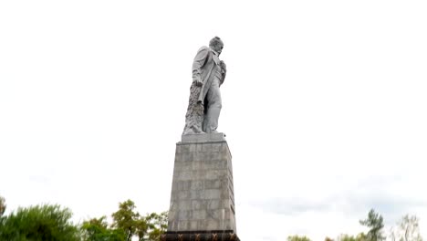 Hyper-lapse-of-the-Taras-Shevchenko-monument-in-the-park