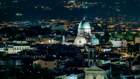 Synagoge-von-Florenz-Nacht-Zeitraffer-mit-grünen-Kupferkuppel-erhebt-sich-über-rund-um-s-Gehäuse