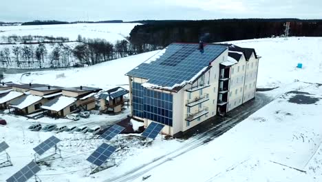 Hotelkomplex-mit-Sonnenkollektoren-auf-dem-Schnee-in-den-Bergen.