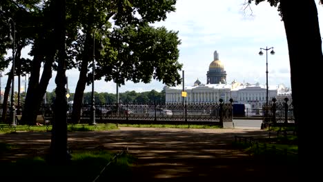 Rumyantsev-Park,-Isaac-Cathedral-and-car-traffic-in-the-summer---St.-Petersburg,-Russia