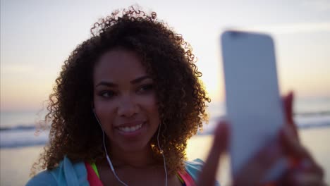 Foto-de-tomar-mujer-afroamericana-étnicos-al-amanecer