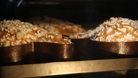 bandejas-de-palomas-de-Pascua-pasteles-cocer-en-el-horno