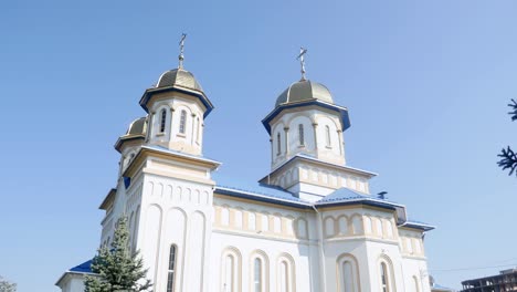 sehr-schön-die-orthodoxe-Kirche-am-Himmelshintergrund