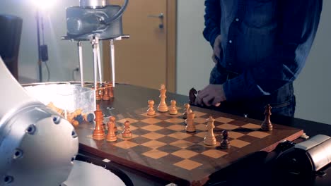 Innovative-Roboter-Schach-künstliche-Intelligenz-spielen-Schach-mit-einem-Menschen.