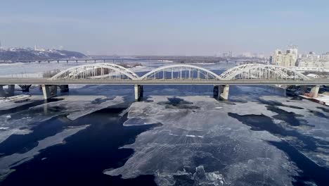 Vista-aérea-de-la-ciudad-de-Kiev,-Ucrania.-Río-Dniéper-con-puentes.-Puente-de-Darnitskiy