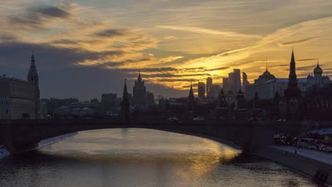 Día-a-noche-Timelapse-del-Kremlin-de-Moscú,-puente-sobre-río-y-centro-de-negocios-de-la-ciudad-de-Moscú-al-atardecer.