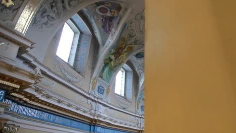 Hermoso-interior-de-la-iglesia-católica