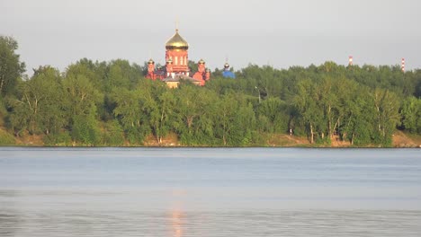 Catedral-de-Santa-Cruz-y-Laguna-en-Nizhny-Tagil