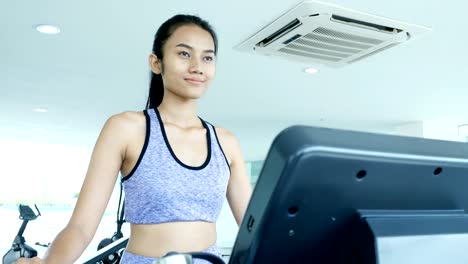 Frau-Training-im-Fitness-Studio.-Sport-und-Reaktion-Konzept.-4k-Auflösung.