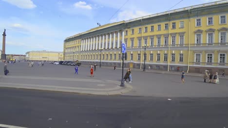 Verkehr-in-den-Transport-vorbei-Schlossplatz,-St.-Petersburg,-Russland.