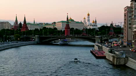 Moscow-Kremlin-and-Moscow-River-in-the-evening,-Russia