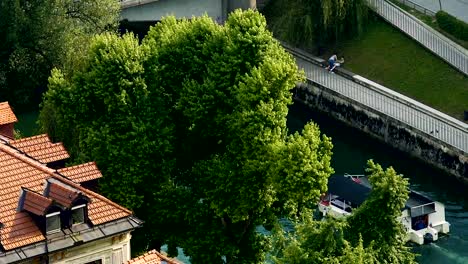 Barco-turístico-navega-en-pequeño-canal-en-la-ciudad-europea-acogedor,-pareja-fecha