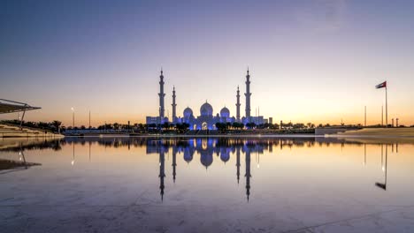 Sheikh-Zayed-Grand-Moschee-in-Abu-Dhabi-Tag-zu-Nacht-Zeitraffer-nach-Sonnenuntergang,-Vereinigte-Arabische-Emirate