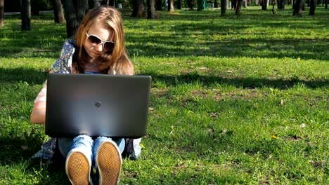 Teenager,-die-Arbeiten-am-Laptop-in-der-Natur