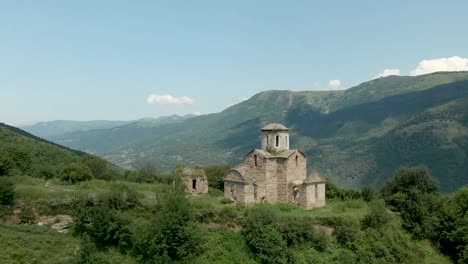 Salida-en-un-abejón-de-la-iglesia-cristiana-de-ruinas-antiguas-pie-alto-en-la-montaña.-Vista-aérea.-Norte-del-Cáucaso.-Rusia