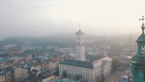 LVOV,-UCRANIA.-Panorama-de-la-ciudad-antigua.-Los-techos-de-edificios-antiguos.-Vista-aérea