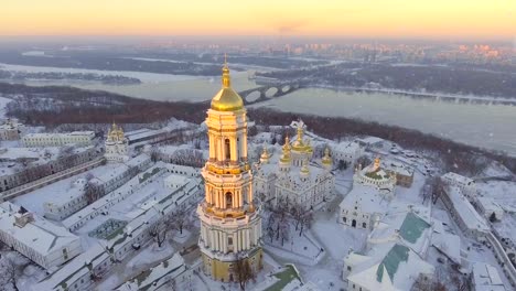 Kiewer-Höhlenkloster-Lawra.-Fallender-Schnee-im-Winter.-Kiew,-Ukraine