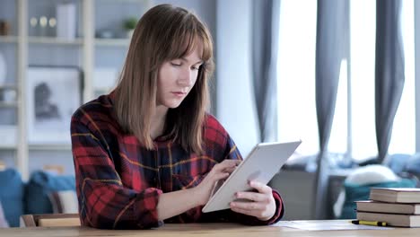 Lässige-junge-Frau,-Mädchen-Surfen-Internet-Tablet