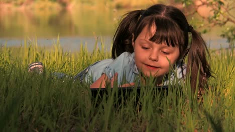 Un-niño-con-una-tableta-sobre-la-naturaleza.