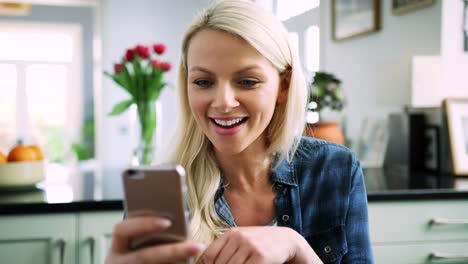 Mujer-rubia-feliz-con-Chat-de-Video-en-teléfonos-inteligentes