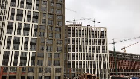 Bau-von-einem-Hochhaus-Wohnhaus.-Der-Baukran-arbeitet-auf-der-Baustelle