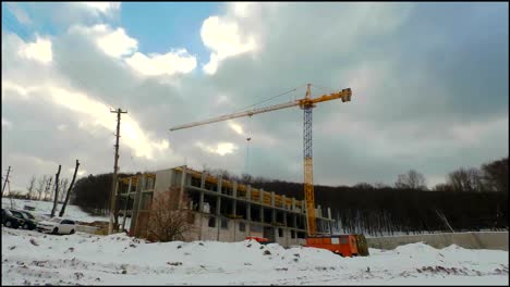 Timelaps-de-construcción-de-invierno.-Trabajo-de-grúas-de-construcción.-Rápido-movimiento-las-nubes