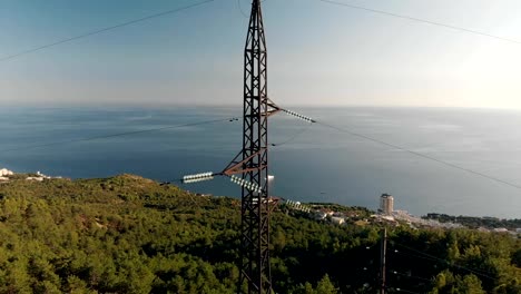 Antena-de-alto-voltaje-del-cielo-de-la-torre