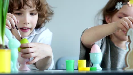 Chico-y-niña-tienen-clase-magistral-de-hacer-la-decoración-de-Pascua