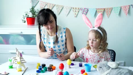 Niña-decoración-huevo-de-Pascua-con-la-madre