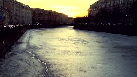 Puesta-de-sol-en-Sankt-Peterburg,-clima-invernal-y-canal-congelado