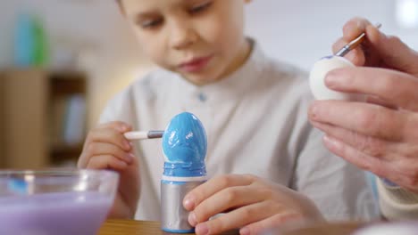 Niño-pequeño-pintando-huevo-de-Pascua