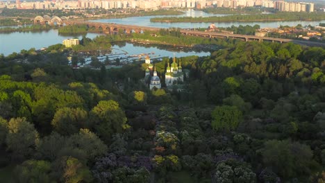 Vista-aérea-del-monasterio-de-Vydubychi,-al-atardecer,-Kiev,-Ucrania