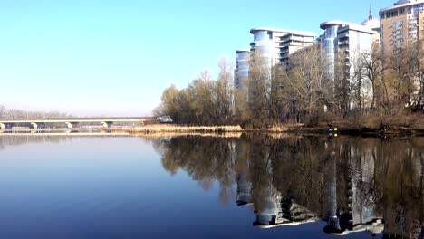 4k-Blick-auf-ein-Wohnhochhaus-in-der-Nähe-des-Dnjepr