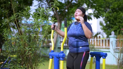 Women-are-exercising-and-eating-a-hamburger