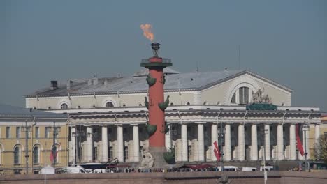 Der-Tag-leuchtete-die-Lichter-der-Schießsäule