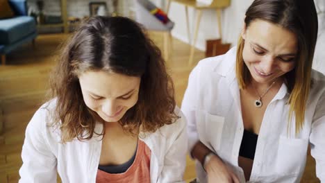 Girlfriends-in-apartment