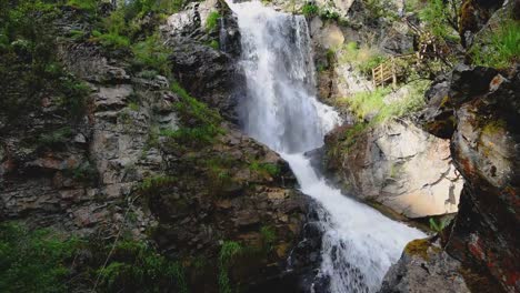 cascada-en-las-montañas-Altai