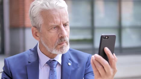 Old-Businessman-Using-Smartphone,-Outdoor