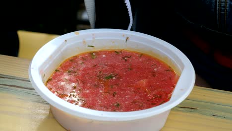 Tourist-isst-Borscht.-zusammenrücken.