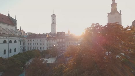 Ciudad-aérea-de-Lviv,-Ucrania.-Ciudad-Europea.-Zonas-populares-de-la-ciudad.-Ayuntamiento