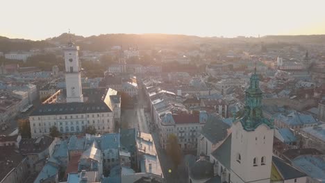 Ciudad-aérea-de-Lviv,-Ucrania.-Ciudad-Europea.-Zonas-populares-de-la-ciudad.-Ayuntamiento