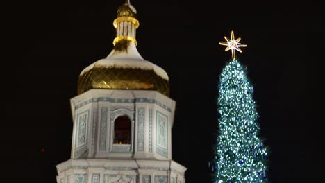 Campanario-de-la-Catedral-de-Santa-Sofía-Monasterio-UNESCO-patrimonio-por-árbol-de-Navidad