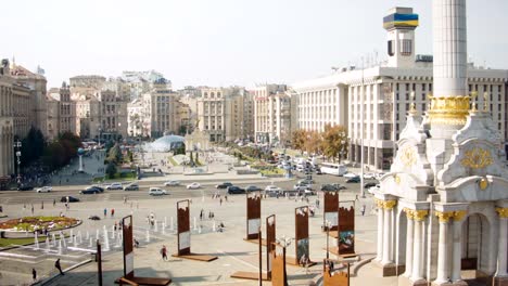 Vista-de-lapso-de-tiempo-de-Majdan-Nezalezhnosti-en-un-día-soleado-de-otoño.