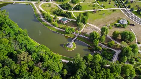 Luftaufnahme-des-schönen-Parks-mit-See