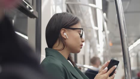 Mujer-usando-el-teléfono-en-el-metro