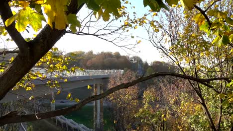 Fußgängerbrücke-über-Wladimirski-Abfahrt-in-Kiew-an-einem-Herbsttag.