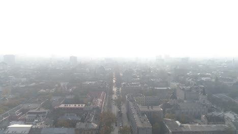 Nebelamin-in-Odesa-Altstadt-Ukraine,-Luftblick-auf-das-Stadtzentrum-in-dichtem-Nebel