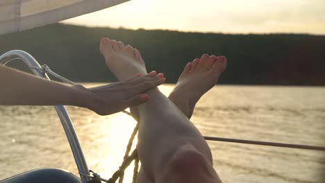 Paar-lesbische-Frauen-zeigen-Zuneigung-auf-Segelboot